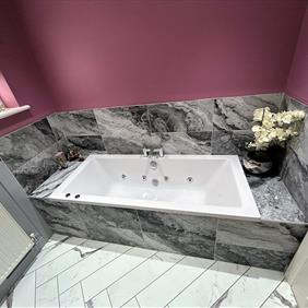 Whirlpool Jet bath - Mr & Mrs Mayfield