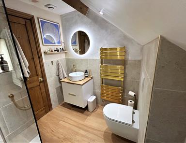 Utopia Brass Theme Bathroom - Miss Mitton